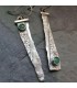 Boucles d'oreilles zinc motif en relief  ornée perle verte