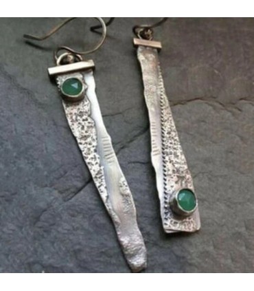 Boucles d'oreilles zinc motif en relief  ornée perle verte