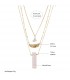 Collier multi rang en zinc doré, pendentif en quartz rose et breloque plume