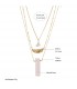 Collier multi rang en zinc doré, pendentif en quartz rose et breloque plume