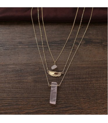 Collier multi rang en zinc doré, pendentif en quartz rose et breloque plume