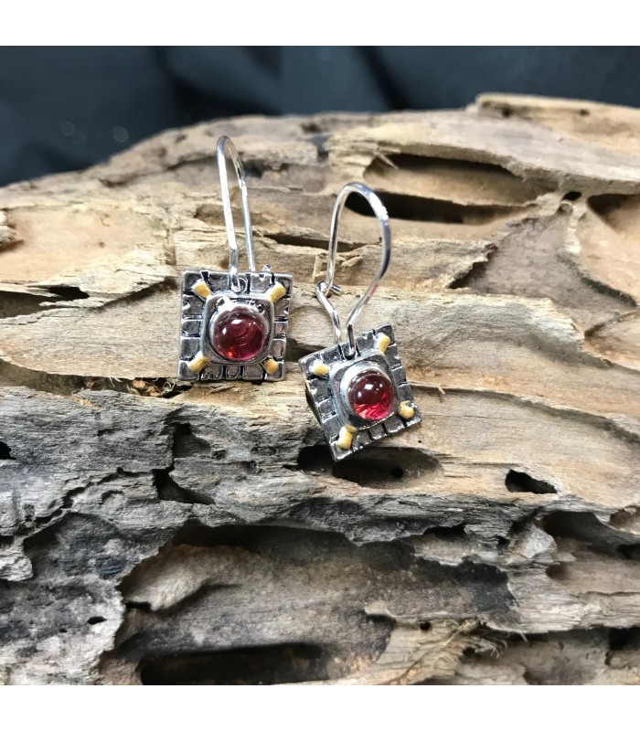 boucles d'oreilles carrées en zinc serties d'une perle en résine orangée