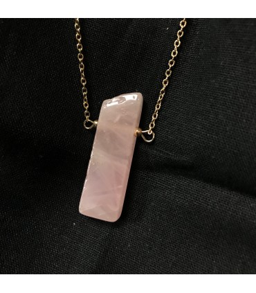 Collier multi rang en zinc doré, pendentif en quartz rose et breloque plume