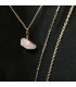 Collier multi rang en zinc doré, pendentif en quartz rose et breloque plume