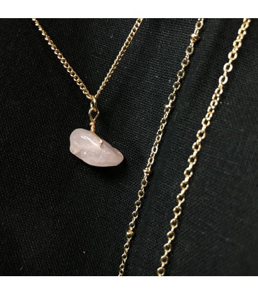 Collier multi rang en zinc doré, pendentif en quartz rose et breloque plume