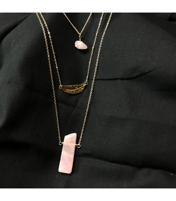 Collier multi rang en zinc doré, pendentif en quartz rose et breloque plume