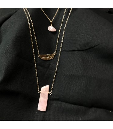 Collier multi rang en zinc doré, pendentif en quartz rose et breloque plume