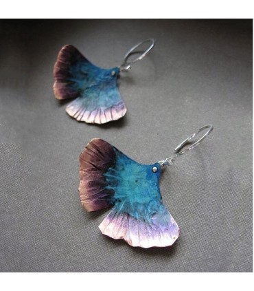 Boucles d'oreilles en Zinc minimaliste Feuille Ginkgo Biloba, feuille colorée Bleu irisé/ rose fushia