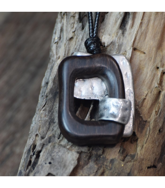 Collier pendentif géométrique en bois de santal et en zinc