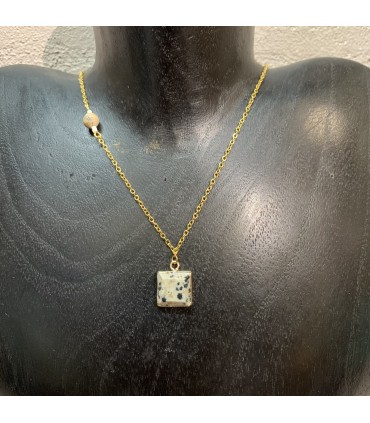 Collier en acier inoxydable doré et son pendentif carré en Jaspe Dalmatien