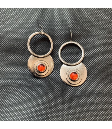 Boucles d'oreilles style tribal couleur metal argenté, et perle noire