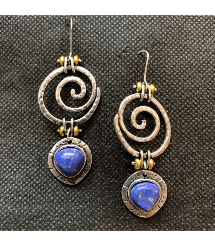 Boucles d'oreilles Vintage en spirale ornée d'une perle bleue.