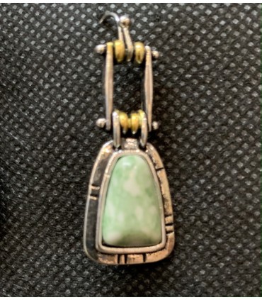 Boucles d'oreilles Vintage asymétrique, ornée d'une perle verte.