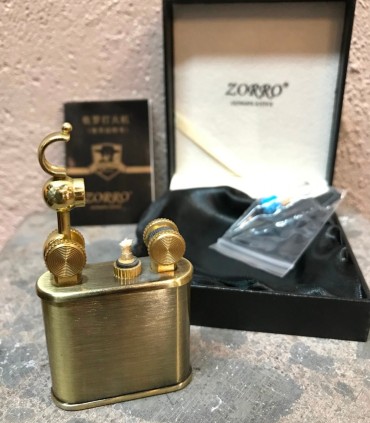 Briquet tempête Zorro Édition Tech Doré ouvert. Rechargeable