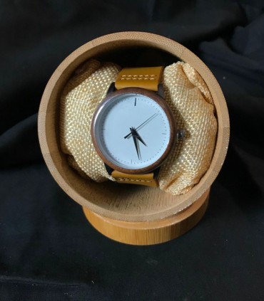 Montre en bois de Noyer et son bracelet en cuir